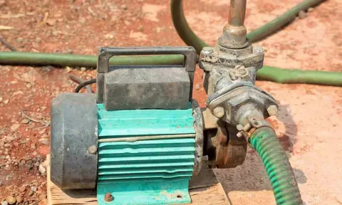 தண்ணீர் உறிஞ்ச பயன்படுத்திய 5 மின்மோட்டார்கள் பறிமுதல்