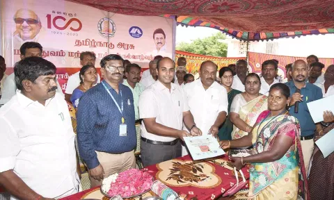 முகாமில் பயனாளிகளுக்கு மருத்துவ காப்பீட்டு திட்ட அடையாள அட்டை வழங்கப்பட்டது.
