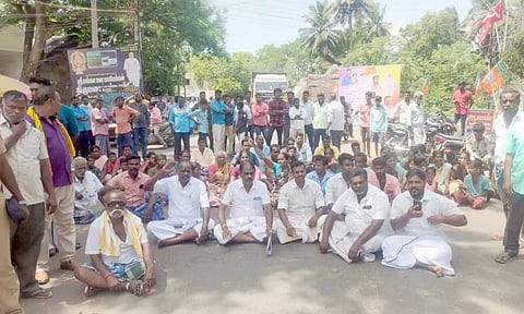 சாலை மறியலில் ஈடுபட்ட கிராம மக்கள்.