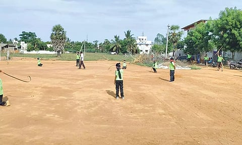 கண்களை கட்டியவாறு சுருள்வாள் சுற்றிய மாணவர்கள்.