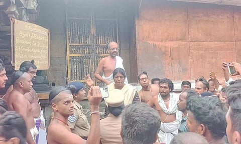 அதிகாரிகளுடன் வாக்குவாதம்- சிதம்பரம் தீட்சிதர்கள் மீது போலீசில் புகார்