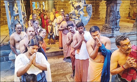 சாமி தரிசனம் செய்ய வரிசையில் காத்திருந்த பக்தர்களை படத்தில் காணலாம்.