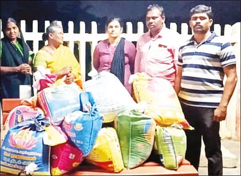 பறிமுதல் செய்யப்பட்ட ரேஷன் அரிசி, கைது செய்யப்பட்ட பெண்கள்