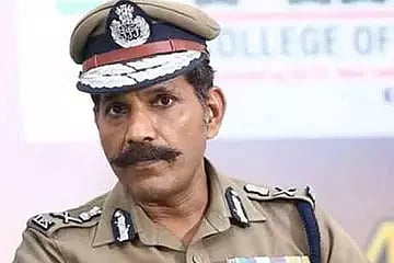 டி.ஜி.பி. சைலேந்திரபாபுவை சந்திக்க வேண்டும்- செல்போன் டவரில் ஏறி பிரபல கொள்ளையன் மிரட்டல்