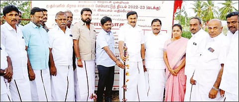 புதிய சாலைகள் அமைக்கும் பணியினை அமைச்சர் மு.பெ.சாமிநாதன் தொடங்கி வைத்த போது எடுத்த படம். அருகில் கலெக்டர் கிறிஸ்துராஜ், திருப்பூர் தி.மு.க.தெற்கு மாவட்ட செயலாளர் இல.பத்மநாபன் உள்பட பலர் உள்ளனர்.