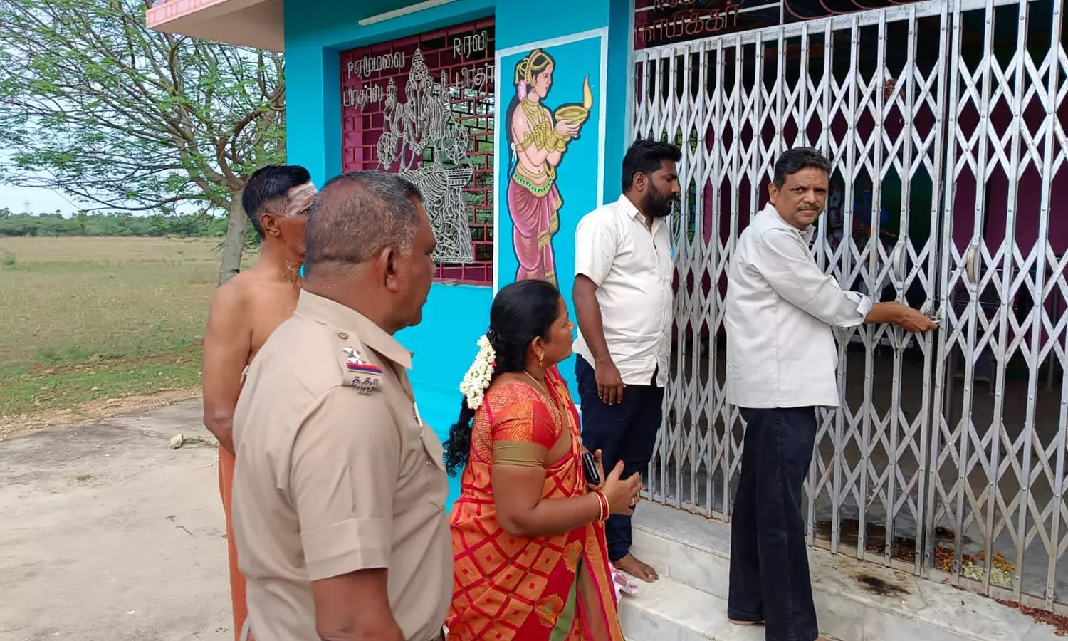 விராலிமலை அருகே 2 ஆண்டுகளுக்கு பிறகு முத்துமாரியம்மன் கோவில் திறப்பு