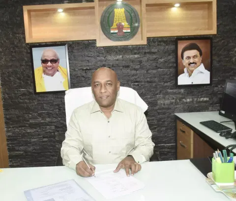 ஆலம்பூண்டி கிராமத்தில்  மாெபரும் சிறப்பு கால்நடை மருத்துவ முகாம்:  கலெக்டர் பழனி தகவல்