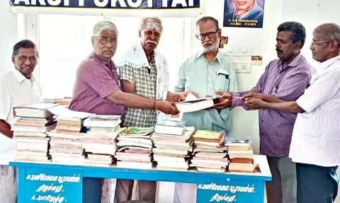 திருச்சுழி நூலகத்திற்கு புத்தகங்கள் அன்பளிப்பு