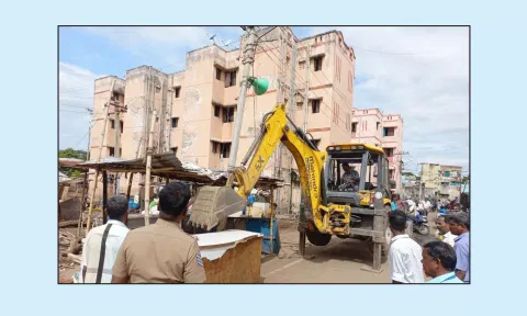 மாநகராட்சி சார்பில் மேலவாசல் பகுதியில் ஆக்கிரமிப்புகளை அகற்றும் பணி நடந்தது.&nbsp;