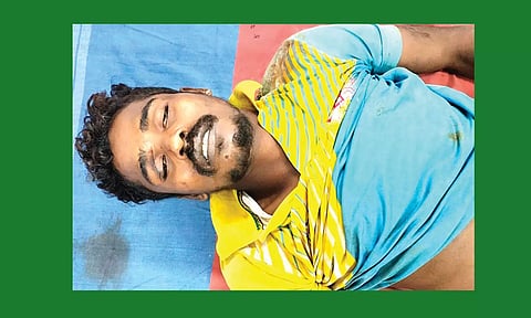 ஆங்கில தலைப்பு

Virudhunagar News  teenager died tragically in a motorcycle accident



தமிழ் தலைப்பு

மோட்டார் சைக்கிள் விபத்தில் வாலிபர் பரிதாப சாவு



லீடு

மோட்டார் சைக்கிள் விபத்தில் வாலிபர் பரிதாபமாக இறந்தார்.


போலீசார் வழக்குப்பதிவு செய்து விசாரணை நடத்தி வருகின்றனர்.



தொடர்பு வார்த்தை


வாலிபர் பலி, விசாரணை, teenager died, accident


புட்ேநாட்


விபத்தில் பலியான முத்துகிருஷ்ணன்.

ராஜபாளையம்
ராஜபாளையம் அருகே உள்ள சுந்தரராஜபுரம் மாசாணம் கோவில் தெருவை சேர்ந்தவர் கந்தன். இவரது மகன் முத்துகிருஷ்ணன் (வயது21). அதே பகுதியை சேர்ந்தவர் முருகன். இவரது மகன் மணிகண்டன் (24). முத்துகிருஷ்ணனும், மணிகண்டனும் நண்பர்கள். இவர்கள் இருவரும் நேற்று இரவு மது அருந்திவிட்டு நள்ளிரவு வீட்டுக்கு மோட்டார் சைக்கிளில் சென்றதாக கூறப்படுகிறது.
மோட்டார் சைக்கிளை முத்துகிருஷ்ணன் ஓட்டி வந்தார். மணிகண்டன் பின்னால் அமர்ந்து வந்தார்.   மோட்டார் சைக்கிள் ஆராய்ச்சி ஊரணி பகுதியில் வந்த போது நிலைதடுமாறி கீழே விழுந்து விபத்துக்குள்ளானது. இதில் இருவருக்கும் படுகாயம் ஏற்பட்டது. 
பின்தலையில் பலத்த காயமடைந்த முத்து கிருஷ்ணன் சம்பவ இடத்திலேயே பரிதாபமாக இறந்தார். படுகாயங்களுடன் கிடந்த மணிகண்டன் உறவினர்களுக்கு போனில் தகவல் தெரிவித்தார். தகவலறிந்து சம்பவ இடத்திற்கு  சேத்தூர் புறக்காவல் நிலைய சப்-இன்ஸ்பெக்டர் மூவேந்தன் மற்றும் போலீசார் வந்து விசாரணை நடத்தினர். முத்துகிருஷ்ணனின் உடலை மீட்டு பிரேத பரிசோ தனைக்காக ராஜபாளையம் அரசு ஆஸ்பத்திரிக்கு அனுப்பி வைத்தனர்.
மணிகண்டனை சிகிச்சைக்காக அரசு ஆஸ்பத்திரிக்கு அனுப்பி வைத்தனர். அங்கு அவருக்கு முதலுதவி சிகிச்சை அளிக்கப்பட்டு மேல் சிகிச்சைக்காக பாளையங்கோட்டை அரசு ஆஸ்பத்திரிக்கு அனுப்பி வைக்கப்பட்டார். அங்கு அவருக்கு தீவிர சிகிச்சை அளிக்கப்பட்டு வருகிறது. 
இந்த விபத்து குறித்து போலீசார் வழக்குப்பதிவு செய்து விசாரணை நடத்தி வருகின்றனர்.
