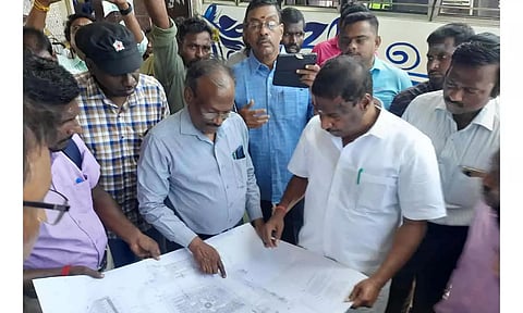 நேரு எம்.எல்.ஏ ஸ்மார்ட் சிட்டி திட்ட அதிகாரிகளுடன்  ஆய்வு செய்த காட்சி.