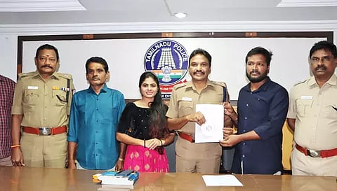 சேலம் மாவட்ட எஸ்.பி சிவகுமார் விழிப்புணர்வு குறுந்தகடை வெளியிட்ட காட்சி.