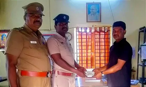 பயணி தவற விட்ட ரூ.50 ஆயிரத்தை ஒப்படைத்த ரெயில்வே போலீசார்-பொதுமக்கள் பாராட்டு