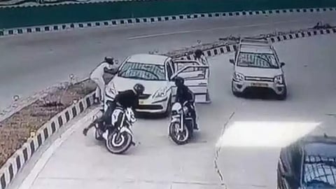 டெல்லியில் பட்டப்பகலில் வழிப்பறி சம்பவம்: இருவர் கைது- போலீஸ் விசாரணை