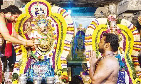 நடராஜருக்கும், சிவகாமசுந்திரி அம்மனுக்கும் தீபாராதனை நடைபெற்ற போது எடுத்தபடம்