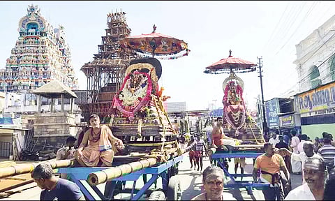 சுவாமி-அம்பாள் வீதி உலா நடந்த போது எடுத்த படம்.