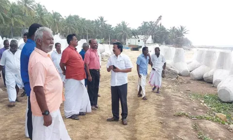 பொழிக்கரையில் ரூ.9 கோடி செலவில் அமைக்கப்பட்டு வரும் தூண்டில் வளைவு பணியை பார்வையிட்ட தளவாய்சுந்தரம் எம்.எல்.ஏ.