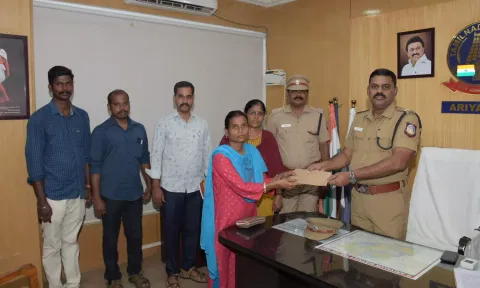 இணைய மோசடி மூலம் இழந்த ரூ.3 லட்சத்தை மீட்டு உரியவரிடம் மீண்டும் ஒப்படைத்த அரியலூர் காவல் துறையினர்