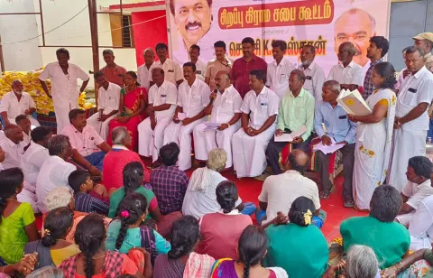 கிராம சபை கூட்டத்தில் அமைச்சர் செஞ்சி மஸ்தான் பேசிய போது எடுத்த படம்.
