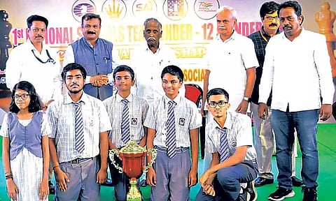 போட்டியில் வெற்றி பெற்ற மாணவர்களை படத்தில் காணலாம்.