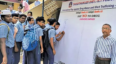 நிகழ்ச்சியில் போதை பொருட்களை பயன்படுத்த மாட்டோம் என்று மாணவர்கள் கையெழுத்திட்டு உறுதிமொழி ஏற்ற போது எடுத்த படம்.