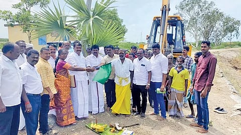 மார்க்கண்டேயன் எம்.எல்.ஏ. நீர்த்தேக்க சீரமைப்பு பணிகளைதொடங்கி வைத்தபோது எடுத்த படம்.