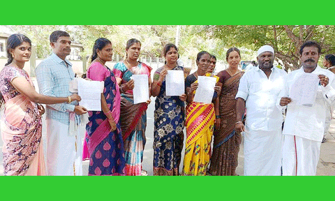 கூடுதல் வகுப்பறை கட்டிடம் கட்டித்தரக் கோரி கலெக்டரிடம் மனு அளிக்க வந்த பள்ளி மேலாண்மைக்குழுவினா்.