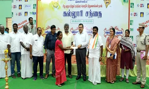 போட்டியில் வெற்றி பெற்றவர்களுக்கு கலெக்டர் ரவிச்சந்திரன் பரிசு வழங்கிய காட்சி. அருகில் பழனி நாடார் எம்.எல்.ஏ.