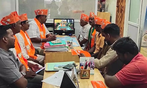 உப்பளம் தொகுதி பா.ஜனதா சார்பில் பிரதமர் மோடி காணொளி உரை ஒளிபரப்பப்பட்ட காட்சி.