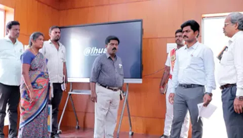 ஸ்மார்ட் வகுப்பறையை ஆணையாளர் பாலசந்தர் ஆய்வு செய்த காட்சி.