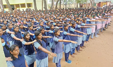 பள்ளி மாணவ, மாணவிகள் போதை ஒழிப்பு குறித்து உறுதிமொழி ஏற்ற காட்சி.