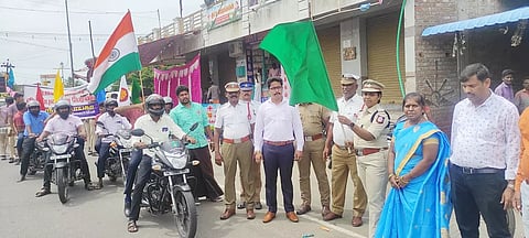 விழிப்புணர்வு பேரணியை காவல் துணை கண்காணிப்பாளர் மகாலட்சுமி தொடங்கி வைத்தார்.