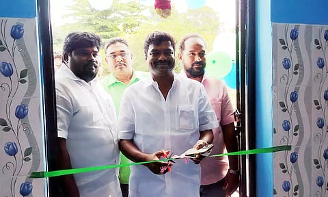 நடுநிலை பள்ளி மாணவர்களுக்கு 5 லட்சம் செலவில் கழிப்பறை கட்டிடம்- மாவட்ட கவுன்சிலர் திறந்து வைத்தார்