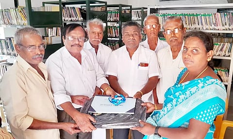 தன்னார்வலர்கள் 3 பேருக்கு அடையாள அட்டை வழங்கும் போது எடுத்த படம்.