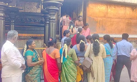 சிதம்பரம் நடராஜர் கோவிலில் கனக சபை மீது ஏறி பக்தர்கள் வழிபட 4 நாட்களுக்கு பிறகு அனுமதி