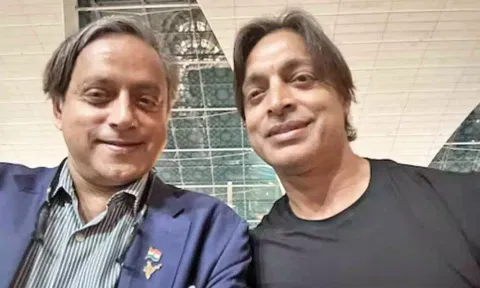 சோயிப் அக்தருடன் எடுத்த 'செல்பி' புகைப்படத்தை பகிர்ந்த சசிதரூர்