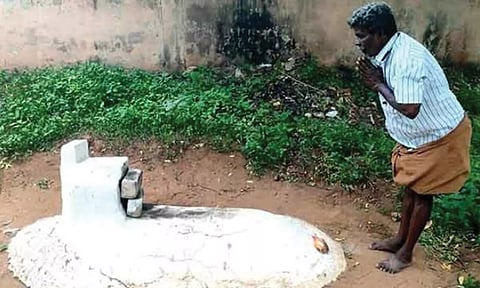 மனைவியின் கல்லறை முன்பு வழிபடும் சுப்பிரமணியன்.