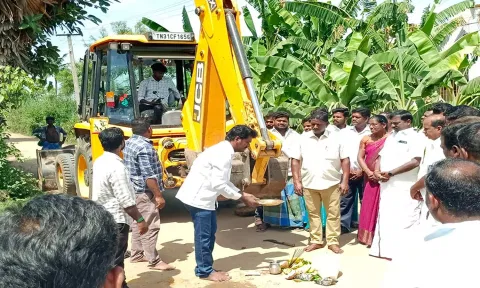 சாலை விரிவாக்கப் பணியை சேர்மன் சபா.பாலமுருகன் தொடங்கி வைத்தார்.
