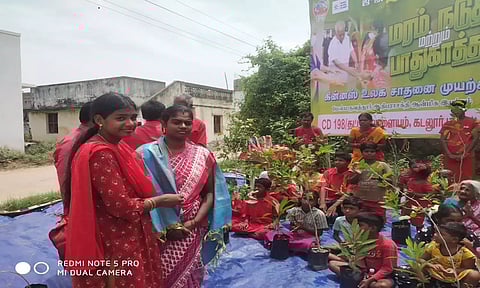 தட்டாம் பாளையத்தில் மேல்மருவத்தூர் ஆதிபராசக்தி செவ்வாடை  கலந்து கொண்டுமரக்கன்றுகள் நட்டனர்.