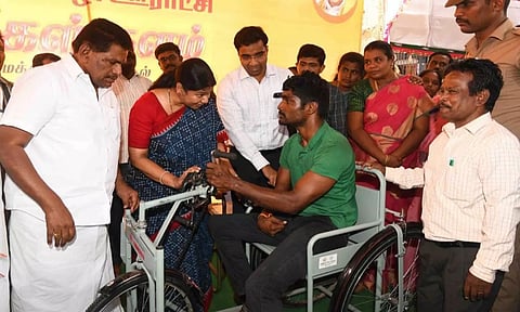 மாற்றுத்திறனாளி ஒருவருக்கு நலத்திட்ட உதவிகளை கனிமொழி எம்.பி. வழங்கினார். அருகில் அமைச்சர் அனிதா ராதாகிருஷ்ணன், கலெக்டர் செந்தில்ராஜ் உள்ளனர்.