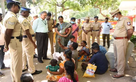கர்ப்பிணிக்கு தவறான சிகிச்சையில் நஷ்ட ஈடு கேட்டு இரண்டாம் நாளாக தர்ணாவில் ஈடுபடும் பெண் மற்றும் அவரது உறவினர்களை படத்தில் காணலாம்.