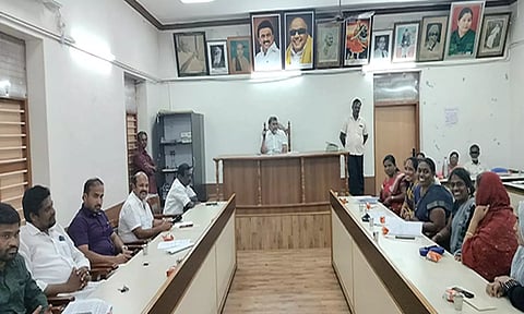 நகராட்சி கூட்டம் நகர்மன்ற தலைவர் மூப்பன் ஹபீபுர் ரஹ்மான் தலைமையில் நடைபெற்றது.