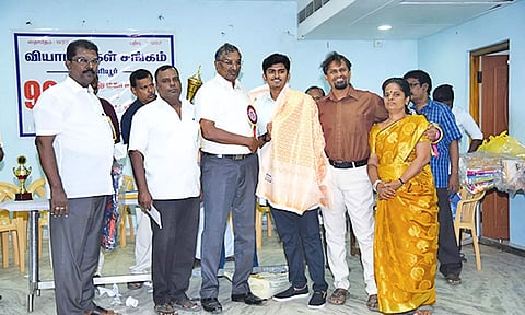 பிளஸ்-2 பொதுத்தேர்வில் முதல் மதிப்பெண் பெற்ற மாணவனுக்கு பொன்னாடை அணிவித்து பரிசு வழங்கபட்டது.