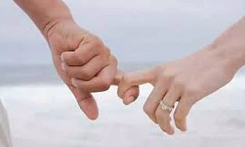 கோவையில் காதலனுடன் ஓட்டம் பிடித்த இளம்பெண்கள்