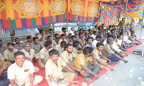 ஈரோடு காளை மாட்டு சிலை அருகில் தூய்மை பணியாளர்கள் உண்ணாவிரத போராட்டத்தில் ஈடுபட்ட போது எடுத்த படம்.