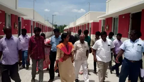 குடியிருப்புகள் கட்டும் பணியை கூடுதல் கலெக்டர் அலர்மேல்மங்கை பார்வையிட்டு ஆய்வு செய்த காட்சி.