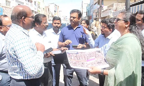 மேலமாசி வீதியில் மெட்ரோ ரெயில் மேலாண் இயக்குநர் சித்திக் ஆய்வு செய்தார்.&nbsp;