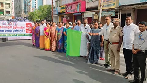 பேரணியை நகர்மன்ற தலைவர் நளினி சுரேஷ்பாபு கொடியசைத்து தொடங்கிவைத்த காட்சி.