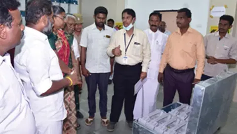 வாக்குப்பதிவு எந்திரங்களை கலெக்டர் உமா பார்வையிட்டு ஆய்வு செய்த காட்சி.