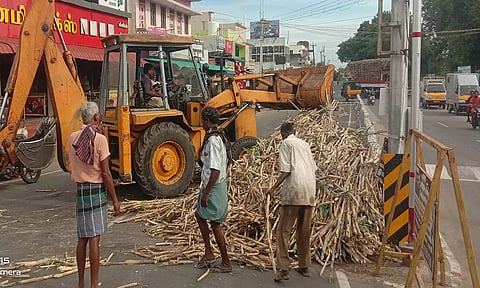 ரோட்டில் கொட்டி கிடக்கும் கரும்புகள் அப்புறப்படுத்திய போது எடுத்த படம்.